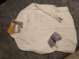 Camisa blanca y estampado
