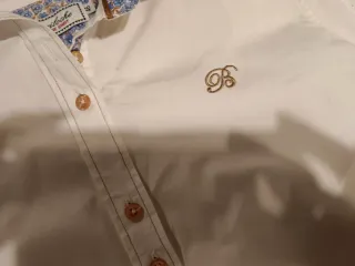 Camisa blanca y estampado