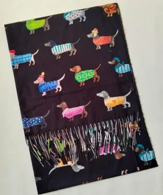 Bufanda negra con perritos teckel multicolor