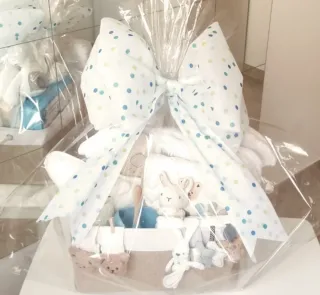 Cesta de bebé con peluches y accesorios