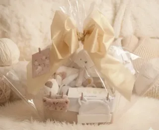 Cesta de bebé con peluches y accesorios