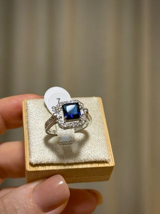 Elegante anillo con piedra azul