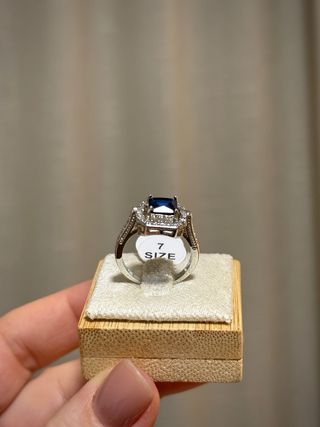 Elegante anillo con piedra azul