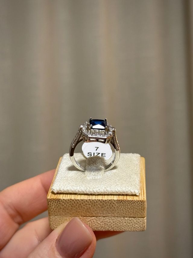 Elegante anillo con piedra azul