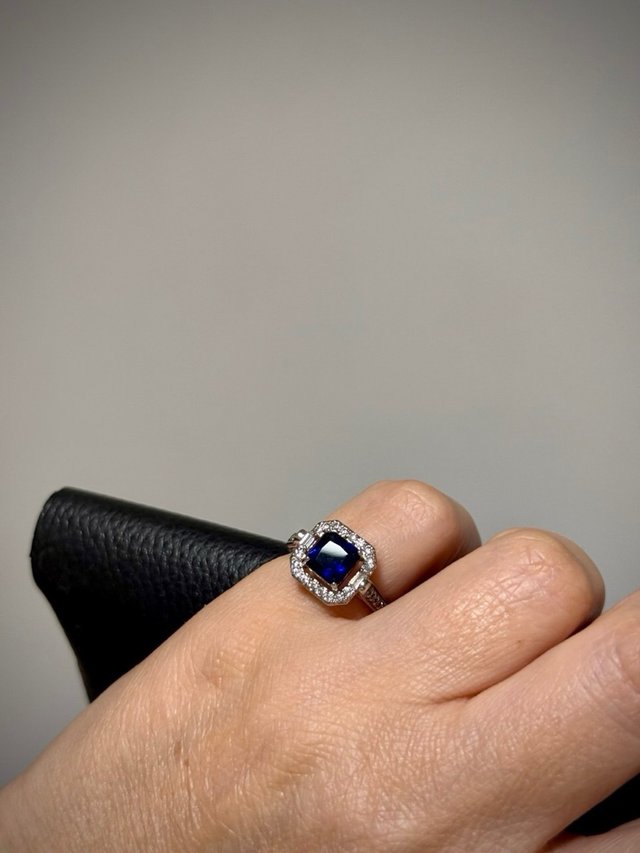 Elegante anillo con piedra azul