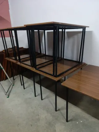 Tavoli in legno con gambe in ferro per bar