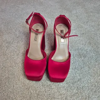 Zapatos de tacón rojos de satén