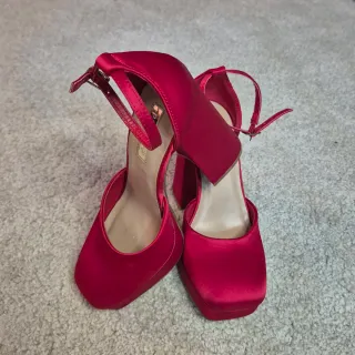 Zapatos de tacón rojos de satén