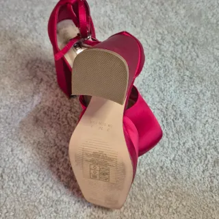 Zapatos de tacón rojos de satén