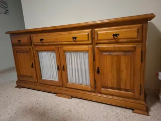 Aparador rústico de madera maciza y cristal.