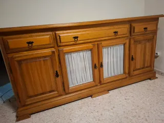 Aparador rústico de madera maciza y cristal.