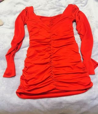 Vestido rojo escote corazón y volantes