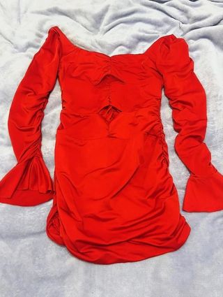 Vestido rojo escote corazón y volantes