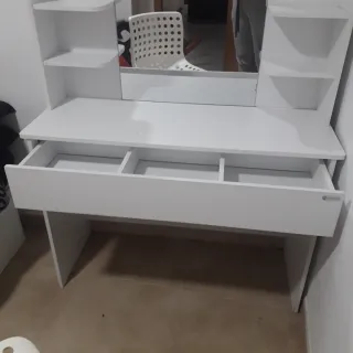 Tocador blanco con espejo y silla
