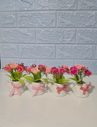 4 Macetas Blancas con Flores Artificiales Rosas