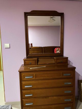 Mueble tocador de madera con espejo