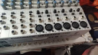 Mesa de mezclas Behringer UB1832FX-PRO