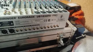 Mesa de mezclas Behringer UB1832FX-PRO