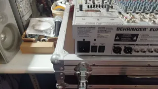 Mesa de mezclas Behringer UB1832FX-PRO