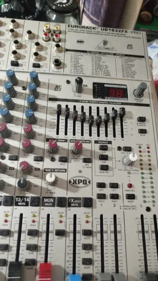 Mesa de mezclas Behringer UB1832FX-PRO