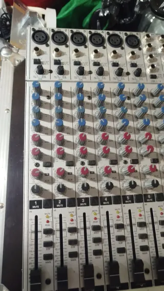 Mesa de mezclas Behringer UB1832FX-PRO