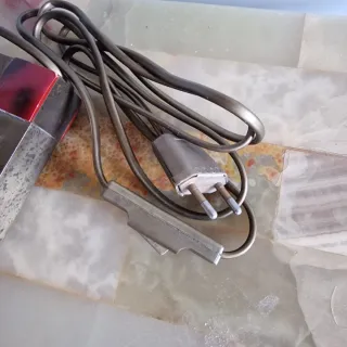 Lámpara de mesa estilo Lumica dorada y roja