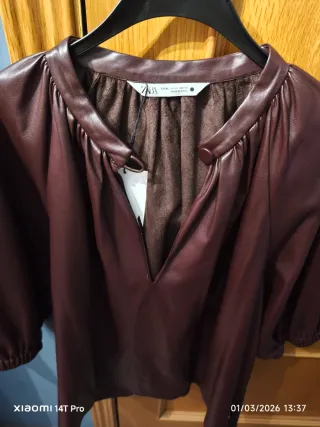 Blusón polipiel marrón Zara