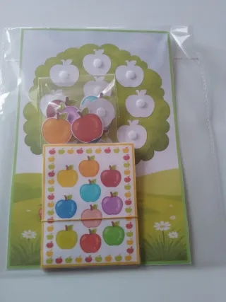 Jogo Montessori de Maçãs Coloridas