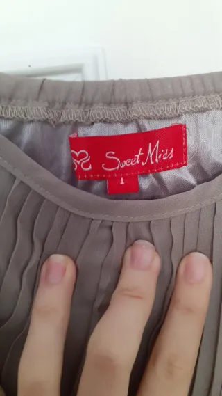 Vestido de fiesta con volantes beige