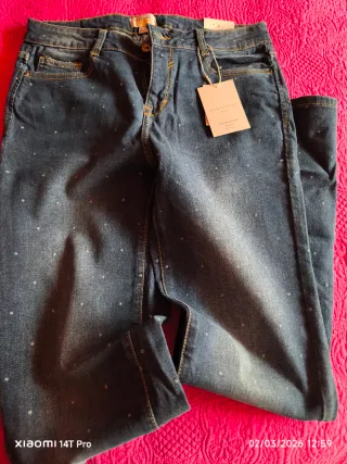 Pantalón tejano con topos