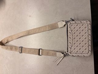 Bolso bandolera Guess estampado