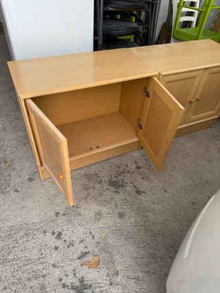 Mesa centro bambú y cristal y muebles bajo en pino