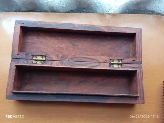 Cajita/estuche de madera tallada con detalles metá