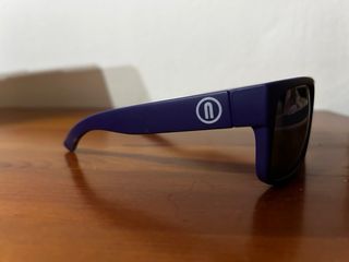 Gafas de sol moradas con filtro solar