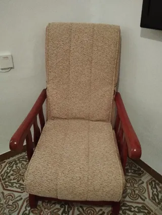 Sillón de tela y madera