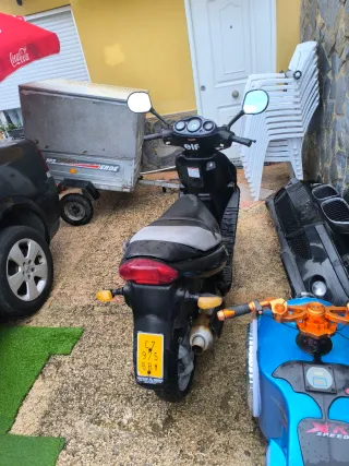 Suzuki Scooter Negra