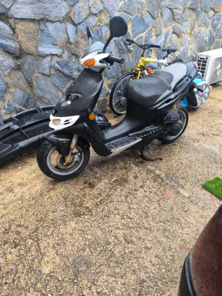 Suzuki Scooter Negra