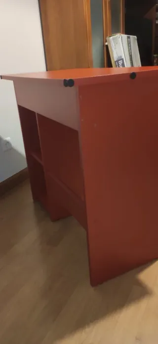 Escritorio pequeño rojo