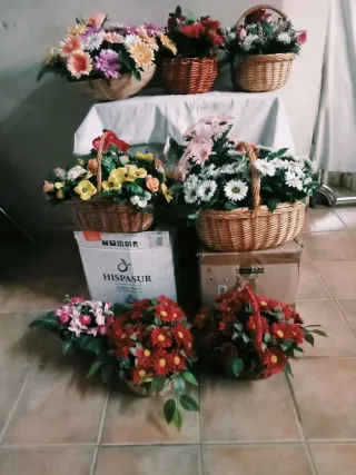 Cestas decorativas con flores artificiales