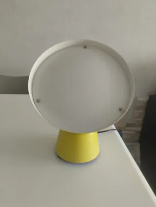 Lámpara amarilla Ikea