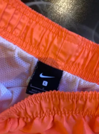 Pantalón corto Nike naranja