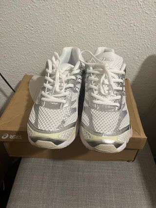 Zapatillas Asics Gel Cumulus Blancas y Plateadas