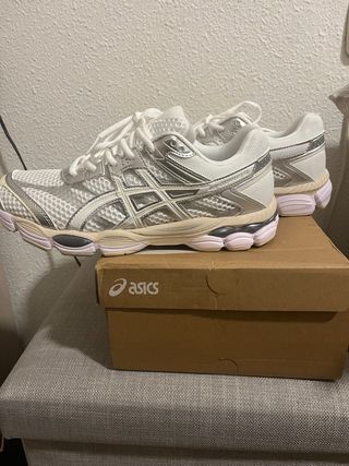 Zapatillas Asics Gel Cumulus Blancas y Plateadas