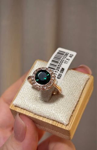 Elegante anillo oro con piedra verde esmeralda