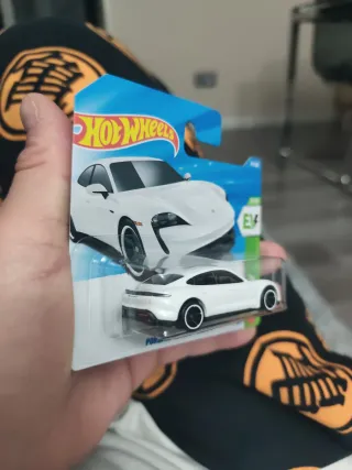 Hot Wheels Porsche Taycan Turbo S Blanco