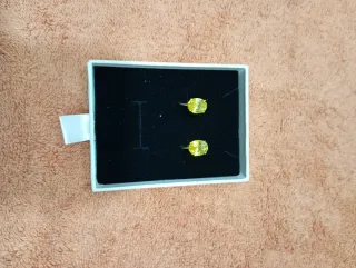 Pendientes ovalados dorados con piedra amarilla