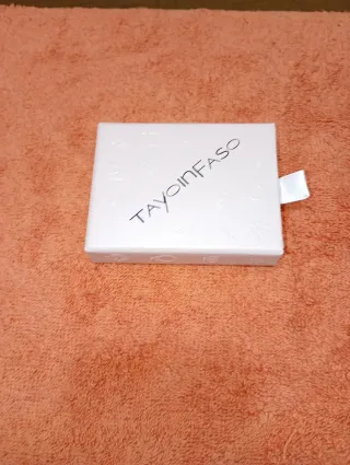 Pendientes ovalados dorados con piedra amarilla