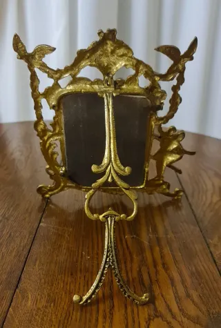 fiabesca cornice con aquile ballerine e scalinata