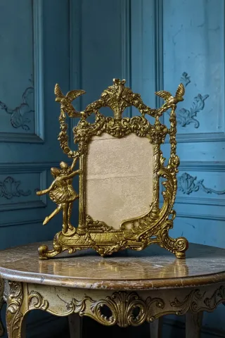 fiabesca cornice con aquile ballerine e scalinata