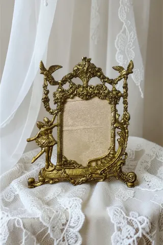 fiabesca cornice con aquile ballerine e scalinata